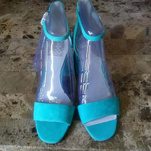 Brand new sandals winderly true suede Vince Camuto  size 10 still in the box - Picture 2 of 4